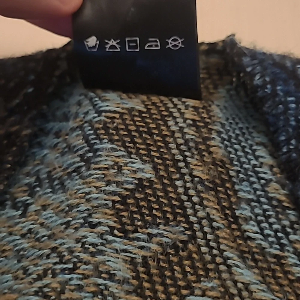 GENTLY WORN Charlie Paige One Size Fits All Paisly Printed Acrylic Fringed Shawl - Picture 4 of 13